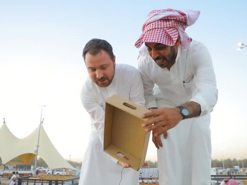 شاهد بالفيديو: شاب إيطالي يوثق تجربته في العمل كدلال لبيع التمور بسوق بريدة!